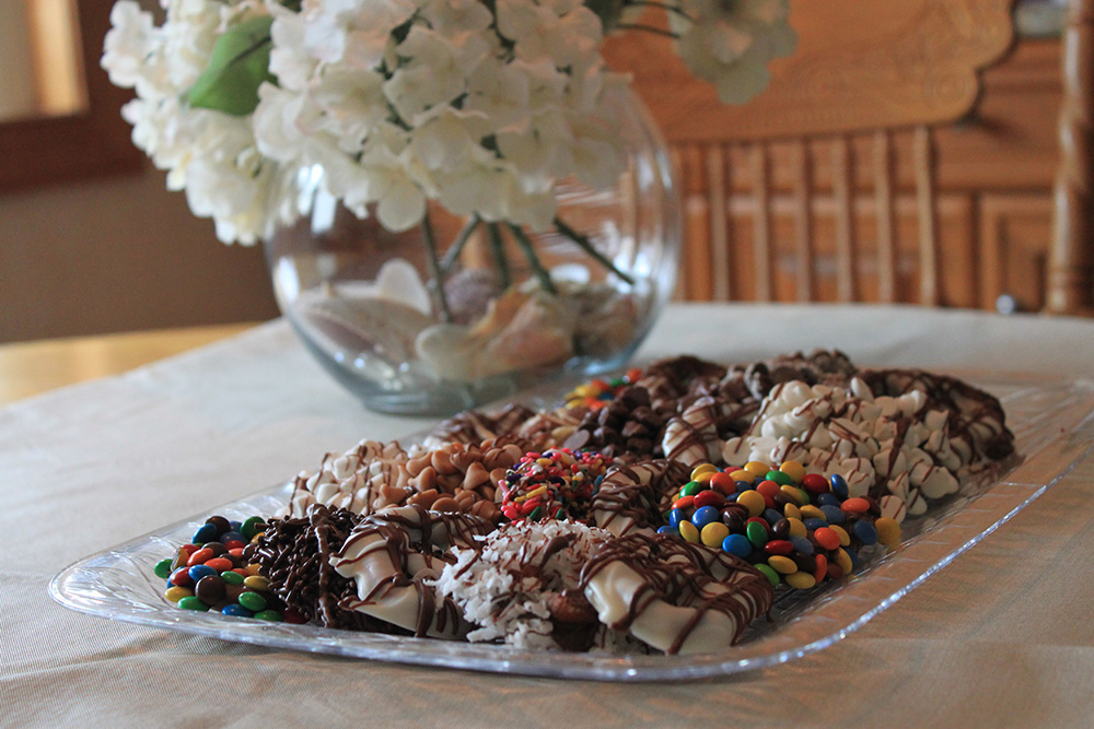 chocolate-pretzels-tray-vase